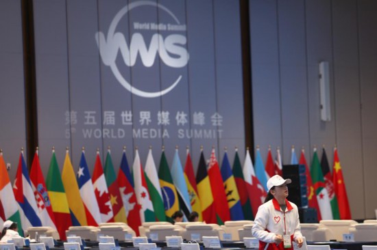   2023年12月2日，一名志愿者在廣州南沙灣濱海會(huì)議中心布置會(huì)場(chǎng)。（新華社記者李明攝）