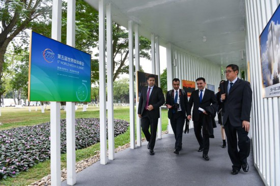   2023年12月2日，參會(huì)代表抵達(dá)廣州南沙灣濱海會(huì)議中心。（新華社記者梁旭攝）