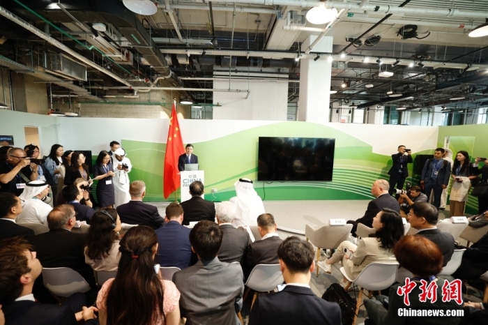 當(dāng)?shù)貢r間11月30日，《聯(lián)合國氣候變化框架公約》第28次締約方大會(COP28)中國角開幕式暨“生態(tài)文明與美麗中國實踐”邊會在迪拜舉行。圖為中國生態(tài)環(huán)境部部長黃潤秋在邊會上發(fā)表致辭。<a target='_blank' href='/' _fcksavedurl='/'><p  align=