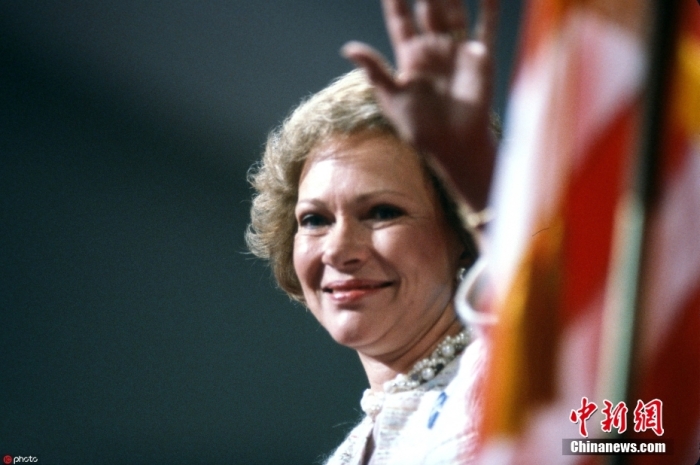 當(dāng)?shù)貢r(shí)間11月19日，卡特中心宣布，美國(guó)前第一夫人羅莎琳·卡特于當(dāng)天去世，享年96歲。根據(jù)卡特中心發(fā)布的聲明，在家人的陪伴下，羅莎琳·卡特在佐治亞州普萊恩斯的家中平靜地去世?？ㄌ刂行?7日宣布，羅莎琳·卡特開(kāi)始接受臨終關(guān)懷。圖為羅莎琳·卡特資料圖。圖/ICphoto