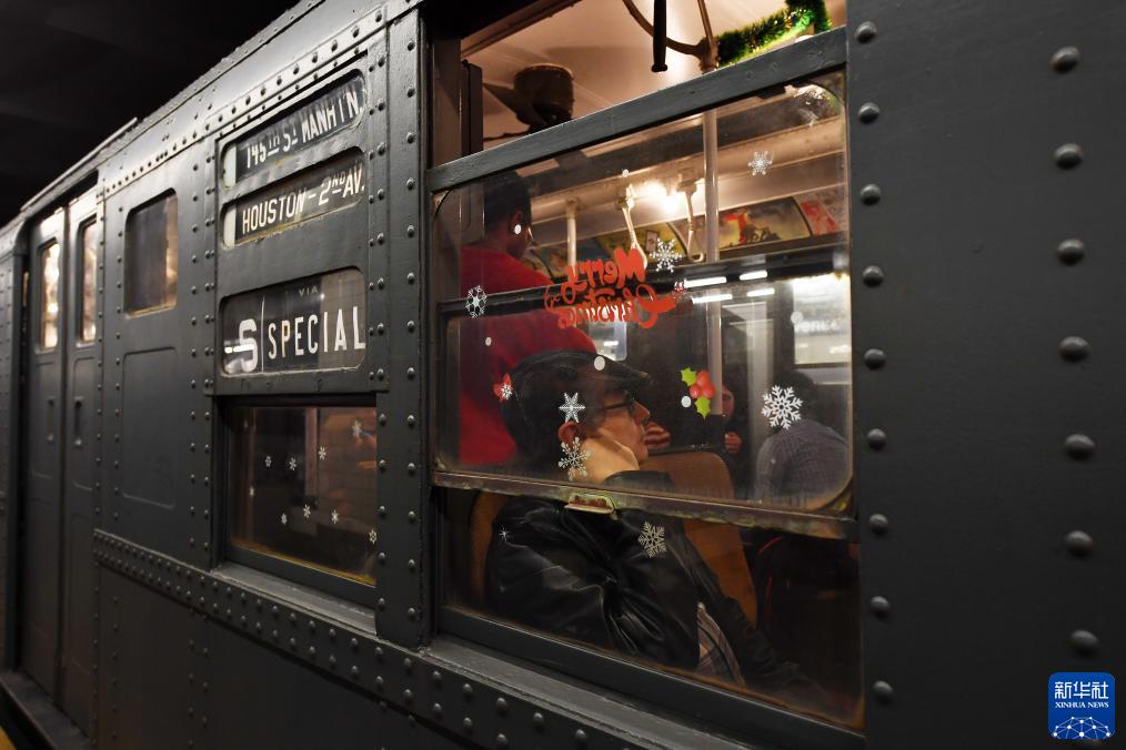12月2日，在美國紐約，人們乘坐“懷舊地鐵”專列。新華社記者 李睿 攝