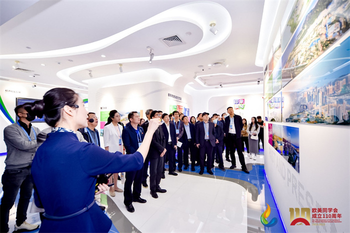 參會嘉賓和留學(xué)歸國人員參觀橫琴粵澳深度合作區(qū)展示廳。主辦方供圖