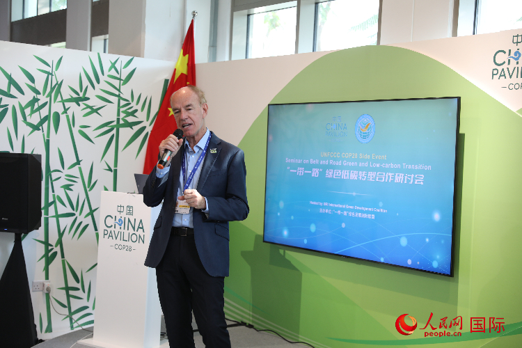 綠色聯(lián)盟聯(lián)合主席、世界自然基金會(huì)國(guó)際特使蘭博蒂尼在“一帶一路”綠色低碳轉(zhuǎn)型合作研討會(huì)上發(fā)言。人民網(wǎng)記者 張志文攝