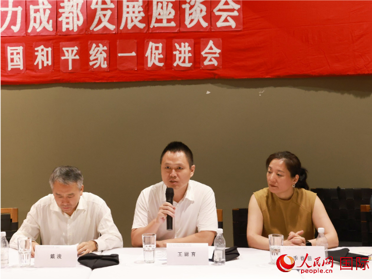 中國駐里約總領館副總領事王尉育（中）在座談會中致辭。人民網記者 陳海琪攝