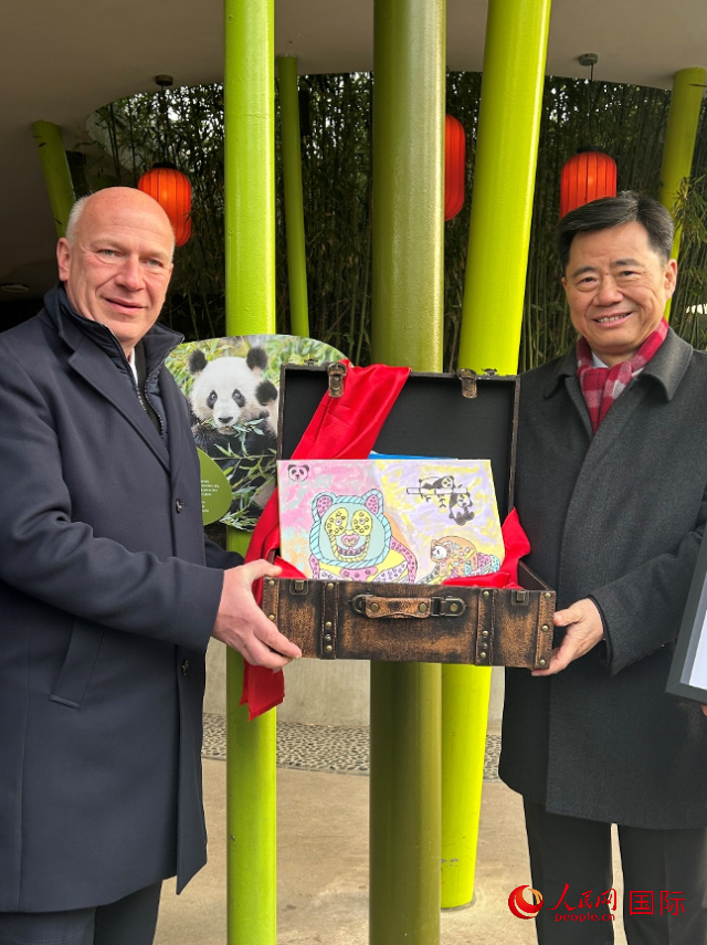 吳墾大使和韋格納市長手捧德國兒童為“夢想”“夢圓”準(zhǔn)備的手繪“送別大禮包”。人民網(wǎng)記者 徐馨攝