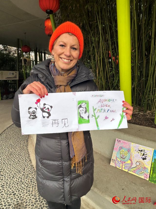桑德拉和德國小朋友們的作品。右圖寫著“祝福好運，再見 Pit和Paule（“夢想”“夢圓”的德語名字）”。人民網(wǎng)記者 徐馨攝