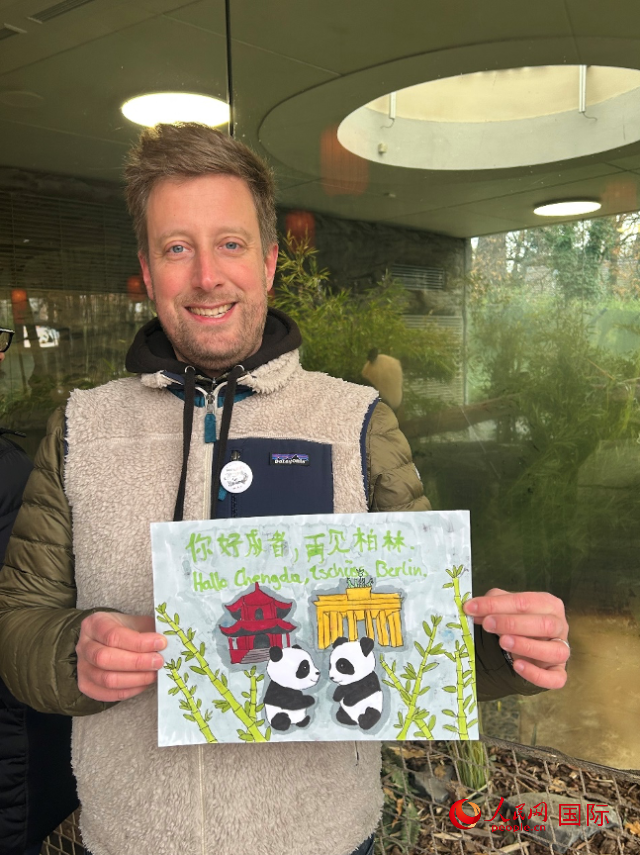 特別從法國趕來送別“夢想”“夢圓”的專業(yè)級熊貓粉絲 Pouille先生和此次征集的兒童作品。人民網(wǎng)記者 徐馨攝