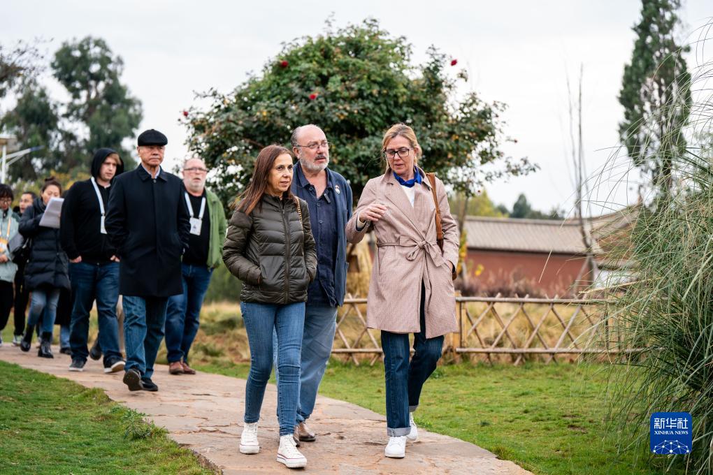12月6日，世界媒體峰會參會代表在昆明市晉寧區(qū)小漁村參觀。新華社記者 胡超 攝