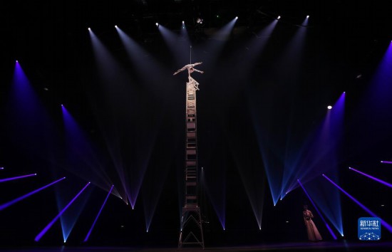 12月8日，演員在法國(guó)巴黎舉行的中國(guó)雜技“奇妙之夜”演出上表演《高椅》。新華社記者 高靜 攝