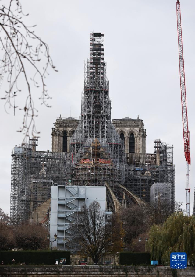 這是12月8日在法國(guó)巴黎拍攝的修復(fù)中的巴黎圣母院。新華社記者 高靜 攝