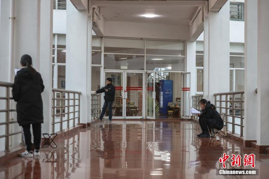 資料圖：幾位考研學(xué)生在南昌大學(xué)教學(xué)樓的天橋上復(fù)習(xí)備考。劉力鑫 攝