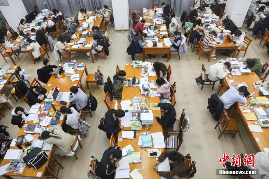 資料圖：眾多考研學(xué)生在南昌大學(xué)圖書館的自習(xí)室內(nèi)復(fù)習(xí)備考。劉力鑫 攝