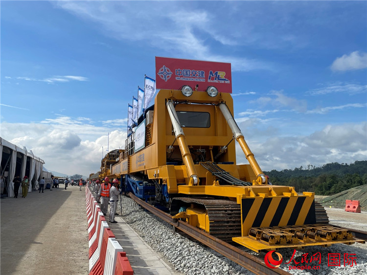 馬東鐵項(xiàng)目軌道工程啟動(dòng)儀式現(xiàn)場(chǎng)。人民網(wǎng)記者 劉慧攝