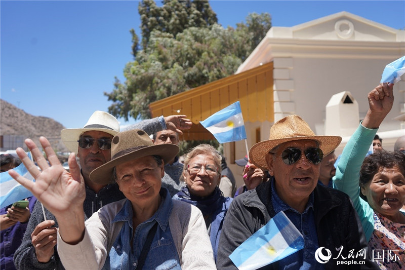 圖為當(dāng)?shù)孛癖娮园l(fā)舉行慶祝活動(dòng)。人民網(wǎng)記者 許放攝