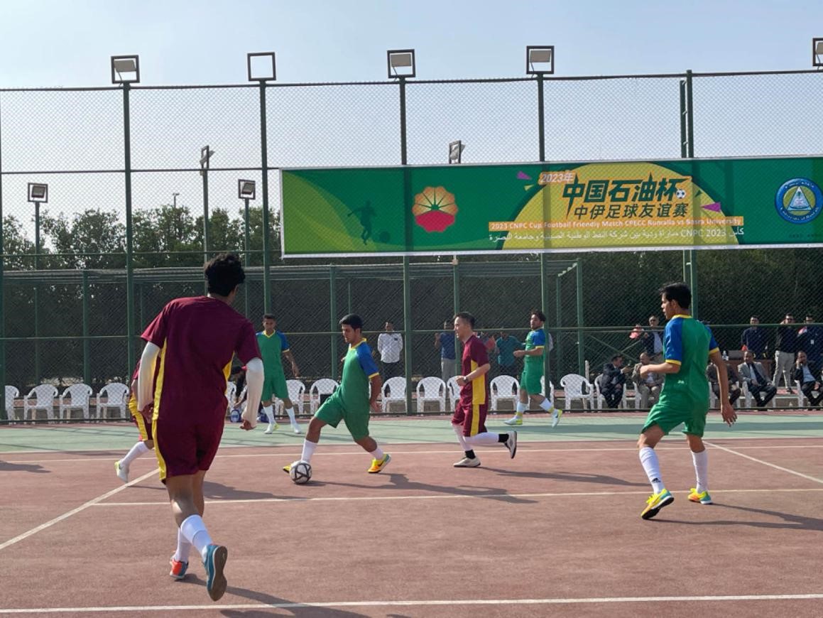 12月14日，中國石油（伊拉克）魯邁拉片區(qū)舉辦公共開放日和足球友誼賽。中國石油工程建設(shè)有限公司魯邁拉項(xiàng)目代表隊(duì)與巴士拉大學(xué)代表隊(duì)進(jìn)行了比賽，巴士拉大學(xué)代表隊(duì)獲勝。文學(xué)軍攝