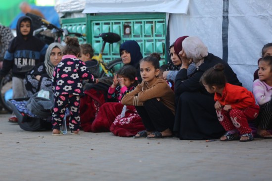 這是12月3日在加沙地帶代爾拜拉赫一家醫(yī)院拍攝的流離失所的巴勒斯坦人。新華社發(fā)