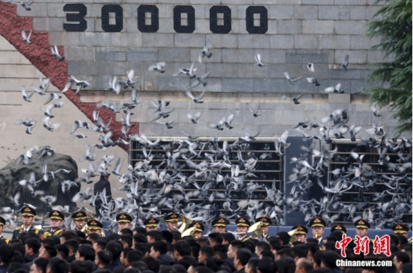 12月13日是第十個(gè)南京大屠殺死難者國(guó)家公祭日。當(dāng)天上午，南京大屠殺死難者國(guó)家公祭儀式在侵華日軍南京大屠殺遇難同胞紀(jì)念館舉行。圖為國(guó)家公祭儀式現(xiàn)場(chǎng)。中新社記者 泱波 攝