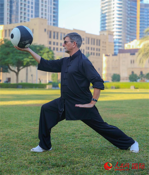 羅伯特在練習(xí)太極球。人民網(wǎng) 塔里克·易卜拉欣攝