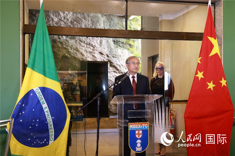 中國攝影家協(xié)會駐會副主席鄭更生在攝影展開幕式上致辭。 人民網(wǎng)記者 陳海琪攝