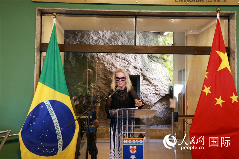 山河文化促進(jìn)中心執(zhí)行總裁瑪西婭·梅爾基奧爾在攝影展開幕式上致辭。 人民網(wǎng)記者 陳海琪攝