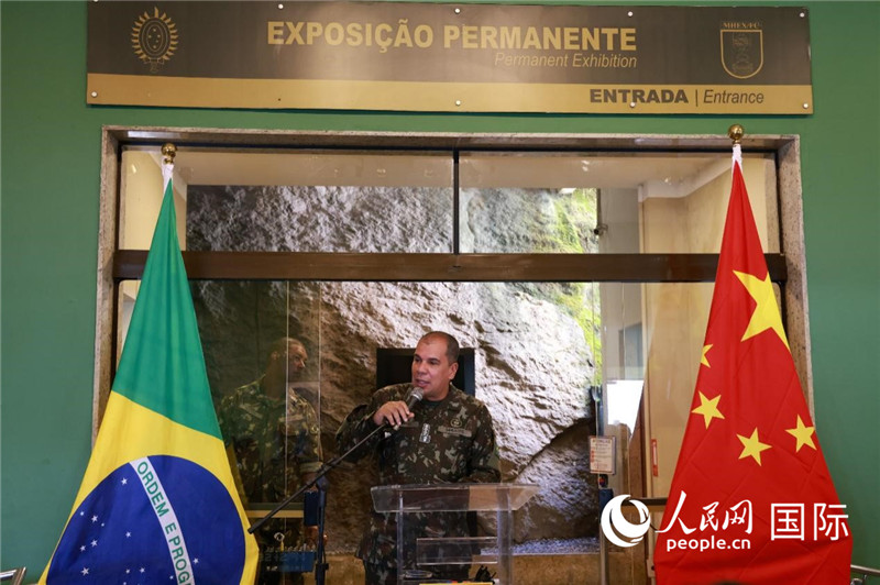 科帕卡瓦納要塞司令亞歷山大·羅伯托在攝影展開幕式上致辭。 人民網(wǎng)記者 陳海琪攝