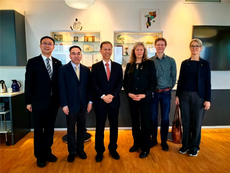 中國(guó)駐瑞典大使崔愛(ài)民（左三）會(huì)見(jiàn)瑞典農(nóng)業(yè)大學(xué)校長(zhǎng)薇迪（左四）。中國(guó)駐瑞典大使館供圖。