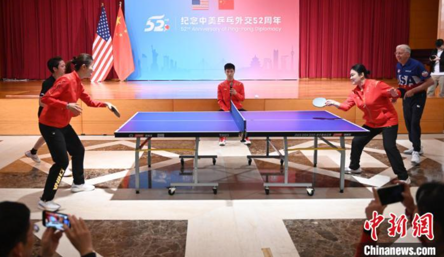 當(dāng)?shù)貢r間12月13日，中國駐美使館在華盛頓舉辦慶祝活動紀(jì)念中美乒乓外交52周年。圖為丁寧、劉偉、戴爾等中美運(yùn)動員上演混雙表演賽。中新社記者 陳孟統(tǒng) 攝