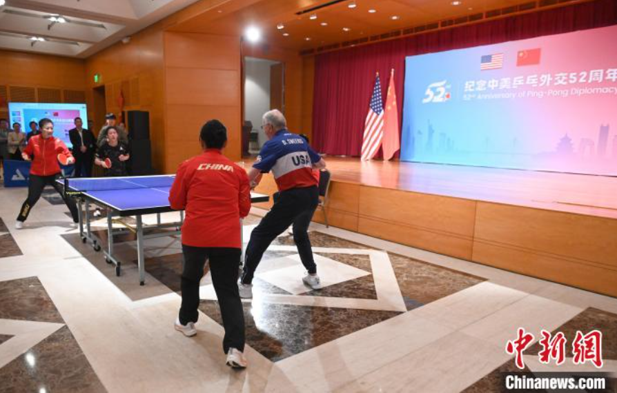 當(dāng)?shù)貢r間12月13日，中國駐美使館在華盛頓舉辦慶?；顒蛹o(jì)念中美乒乓外交52周年。圖為丁寧、劉偉、戴爾等中美運(yùn)動員上演混雙表演賽。中新社記者 陳孟統(tǒng) 攝