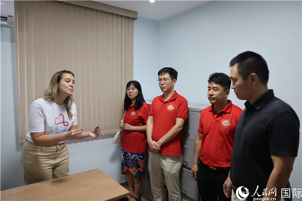 王尉育等人參觀并了解協(xié)會活動場所及設施。人民網(wǎng)記者 時元皓攝