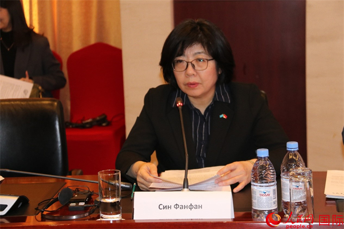 中國(guó)駐哈薩克斯坦大使館公使銜參贊邢芳芳致辭。人民網(wǎng)記者 李強(qiáng)攝