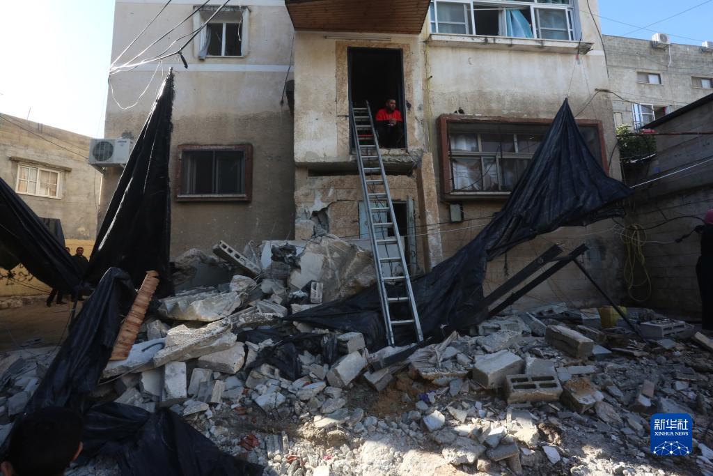 12月17日，在約旦河西岸城市圖勒凱爾姆附近的一處難民營(yíng)，人們查看在沖突中損毀的房屋。新華社發(fā)（尼達(dá)爾·艾仕塔耶?dāng)z）