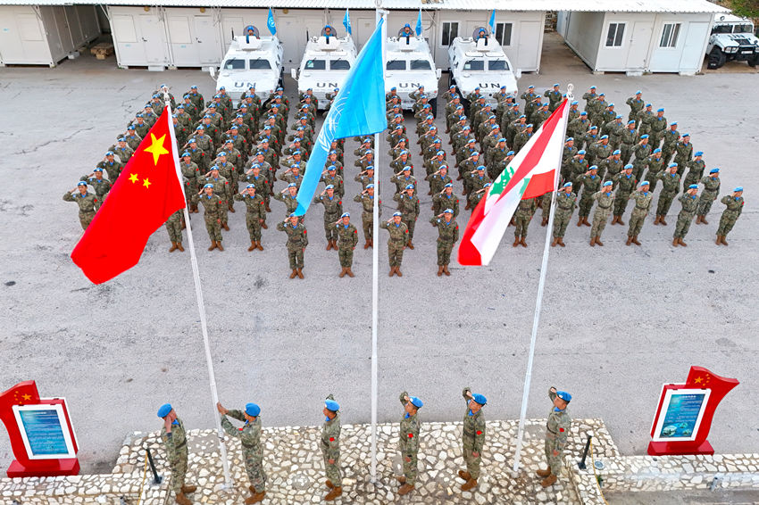 1月1日，中國(guó)第22批赴黎巴嫩維和官兵們舉行升旗儀式。胡光明攝