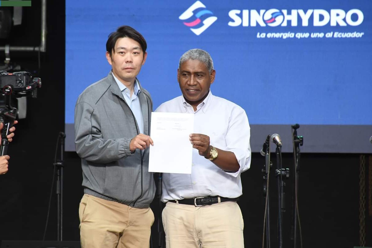 中國電建厄瓜多爾國別代表白納（左）代表中國電建向厄瓜多爾埃爾查科市康復(fù)中心捐贈(zèng)了一批康復(fù)器材，埃爾查科市市長(zhǎng)奧斯卡·德拉克魯斯·卡瓦蒂霍（右）對(duì)中國企業(yè)的善舉表示感謝。中國電建厄瓜多爾代表處供圖