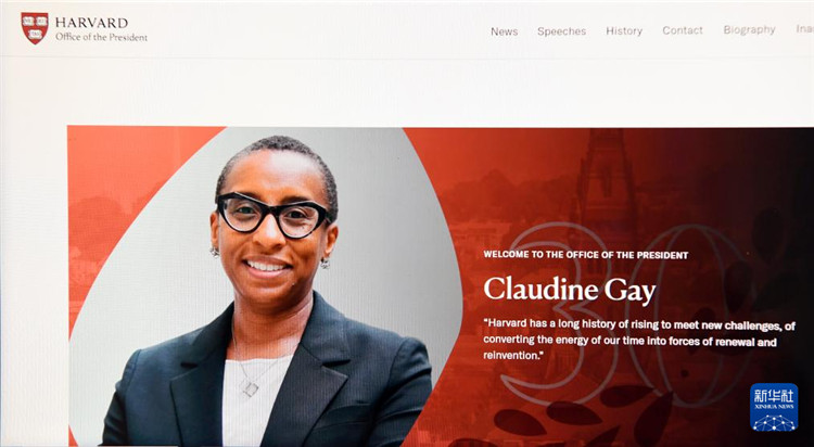 美國媒體1月2日報道，哈佛大學校長蓋伊宣布辭職。這是1月2日拍攝的有蓋伊照片的哈佛大學官網(wǎng)校長辦公室頁面。新華社記者李睿 攝