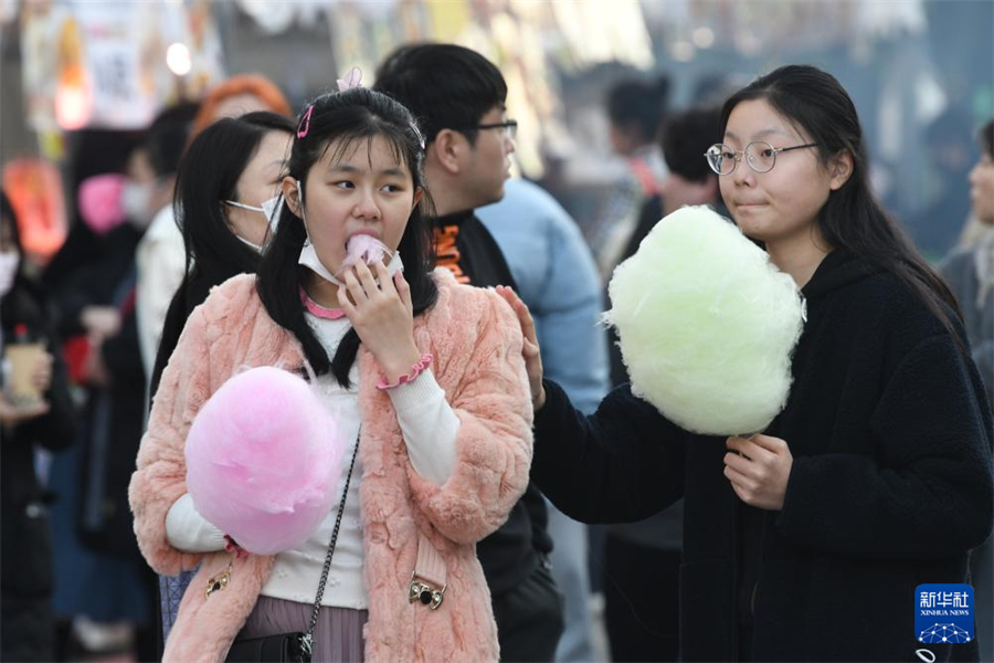 1月5日，在日本名古屋市第18屆“名古屋中國(guó)春節(jié)祭”上，游客品嘗棉花糖。新華社記者 岳晨星 攝