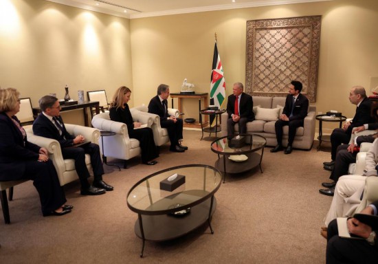 1月7日，約旦國王阿卜杜拉二世（中右）在安曼會見到訪的美國國務(wù)卿布林肯（中左）。新華社發(fā)（約旦王宮供圖）