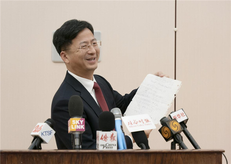 張建敏總領(lǐng)事向媒體展示領(lǐng)區(qū)小學(xué)生來信。中國駐舊金山總領(lǐng)館供圖