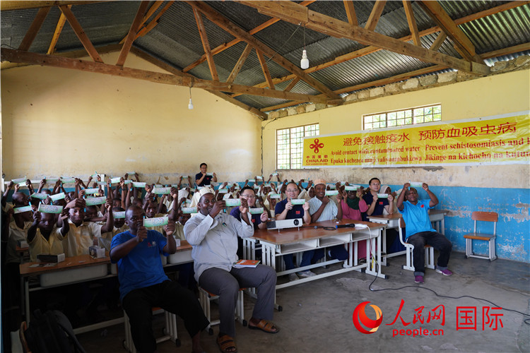 中國專家組走進(jìn)姆坦噶尼小學(xué)開展血吸蟲病防治健康教育。人民網(wǎng)記者 黃煒鑫攝