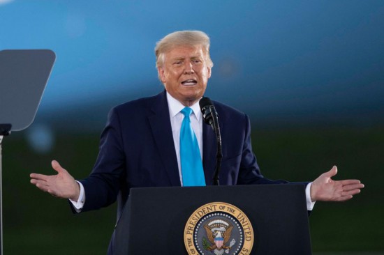 這是2020年9月3日時(shí)任美國(guó)總統(tǒng)特朗普在美國(guó)賓夕法尼亞州拉特羅布參加競(jìng)選集會(huì)的資料照片。新華社記者劉杰攝