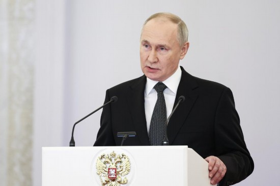 2023年12月8日，俄羅斯總統(tǒng)普京在莫斯科克里姆林宮出席“祖國(guó)英雄日”慶祝儀式。新華社/塔斯社