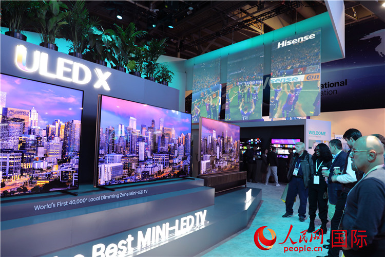 在2024年美國消費(fèi)電子展上，人們駐足觀看中國企業(yè)海信推出的ULED X系列電視110UX，該產(chǎn)品獲得“2024年美國消費(fèi)電子展創(chuàng)新獎”。人民網(wǎng)記者 李志偉攝