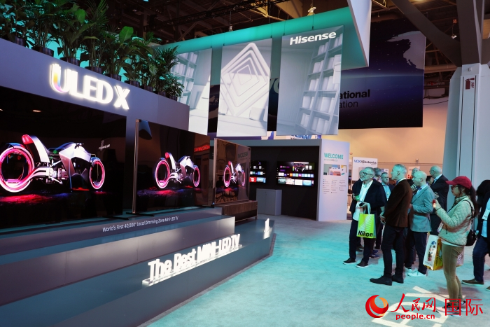 海信在此次展會(huì)上推出ULED X系列電視110UX，是全球首臺(tái)4萬(wàn)+分區(qū)MiniLED電視，斬獲2024年美國(guó)消費(fèi)電子展創(chuàng)新獎(jiǎng)。人民網(wǎng)記者 李志偉攝