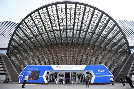 2023年10月30日，參會(huì)嘉賓步入長沙國際會(huì)議中心。當(dāng)日，以“全球發(fā)展 共享安全”為主題的博鰲亞洲論壇全球經(jīng)濟(jì)發(fā)展與安全論壇第二屆大會(huì)在湖南長沙開幕。新華社記者 陳振海 攝