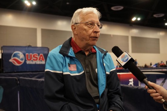 2023年12月16日，中美“乒乓外交”親歷者戴爾·斯威里斯在2023年美國乒乓球公開賽老年組比賽間隙接受新華社記者專訪。