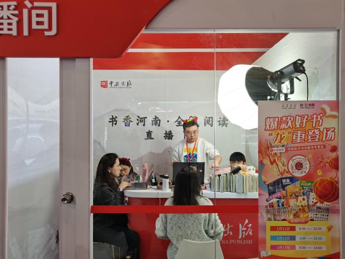 主播正在介紹圖書(shū)。上官云 攝