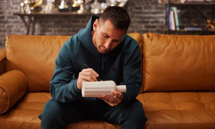 2023年10月，赤水河酒曬出的梅西為赤水河酒酒瓶簽名照片。 截圖自