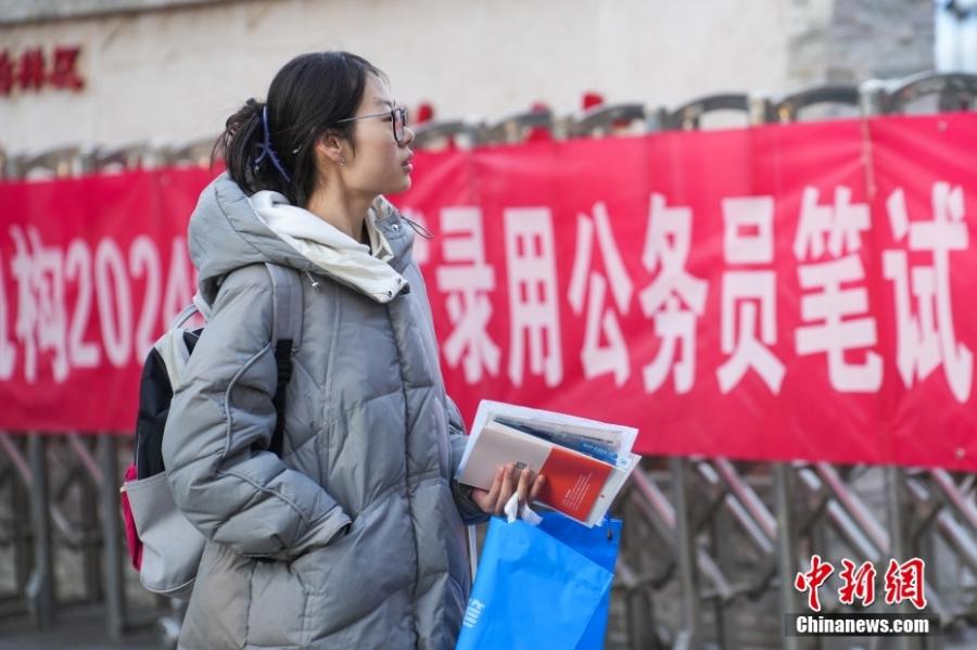 2023年11月26日，山西省太原市，考生步入考場。當(dāng)日，中央機(jī)關(guān)及其直屬機(jī)構(gòu)2024年度考試錄用公務(wù)員公共科目筆試舉行。<a target='_blank' href='/'><p  align=