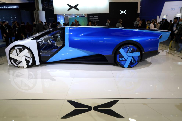 1月11日，人們?cè)诿绹?guó)拉斯維加斯消費(fèi)電子展小鵬公司展臺(tái)觀看電動(dòng)飛行汽車Aeroht。新華社記者吳曉凌攝