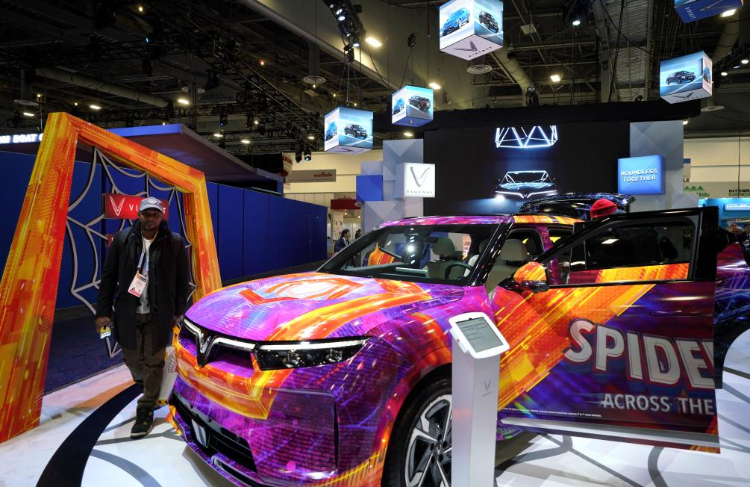 1月11日，人們?cè)诿绹?guó)拉斯維加斯消費(fèi)電子展越南電動(dòng)汽車制造商VinFast展臺(tái)參觀。新華社記者吳曉凌攝