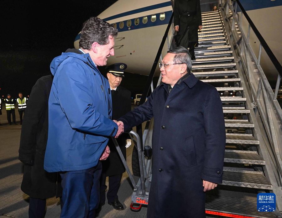 當(dāng)?shù)貢r(shí)間1月16日晚，應(yīng)愛爾蘭總理瓦拉德卡邀請(qǐng)，國(guó)務(wù)院總理李強(qiáng)乘包機(jī)抵達(dá)都柏林國(guó)際機(jī)場(chǎng)，開始對(duì)愛爾蘭進(jìn)行正式訪問。愛爾蘭環(huán)境、氣候與通訊部長(zhǎng)兼交通部長(zhǎng)瑞安等到機(jī)場(chǎng)迎接。新華社記者 饒愛民 攝